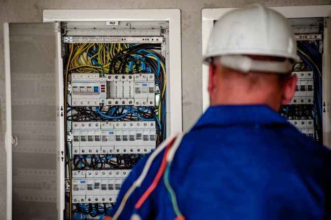 electrician-2755682_1280 multidisciplinary building service provider